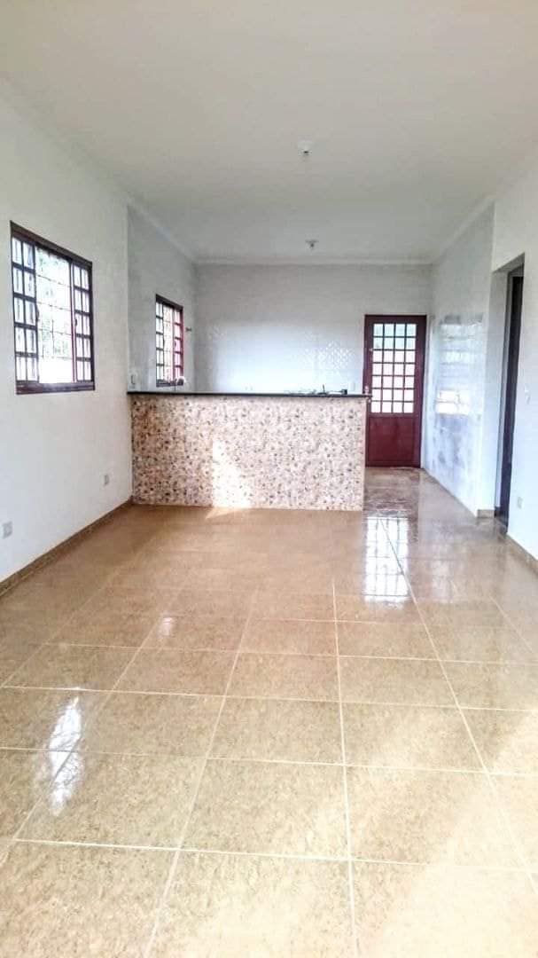 Casa à venda com 2 quartos, 70m² - Foto 2