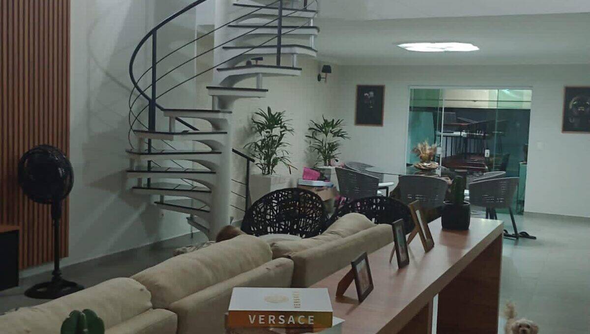 Casa à venda com 3 quartos, 195m² - Foto 1