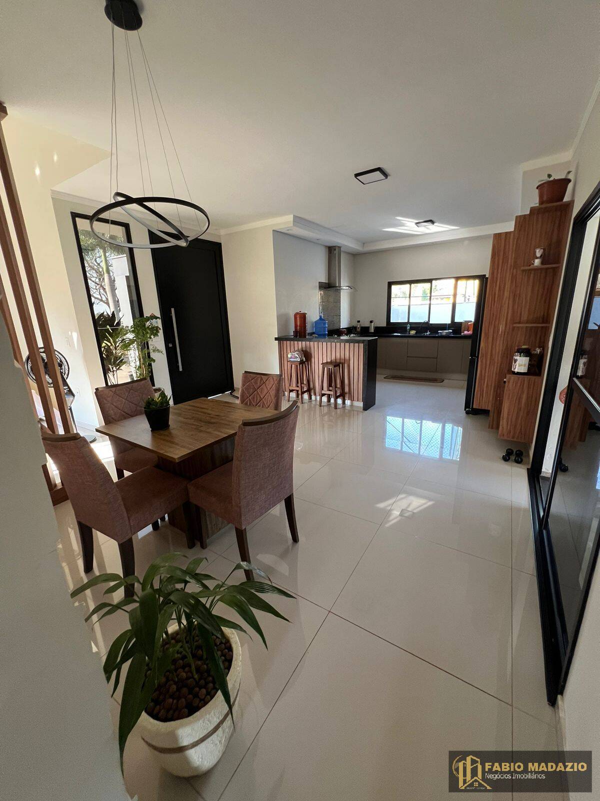 Casa de Condomínio à venda com 3 quartos, 350m² - Foto 2